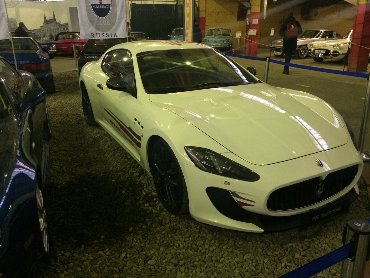 Такая красавица должна жечь резину на Moscow Raceway, а не стоять в этом ангаре 