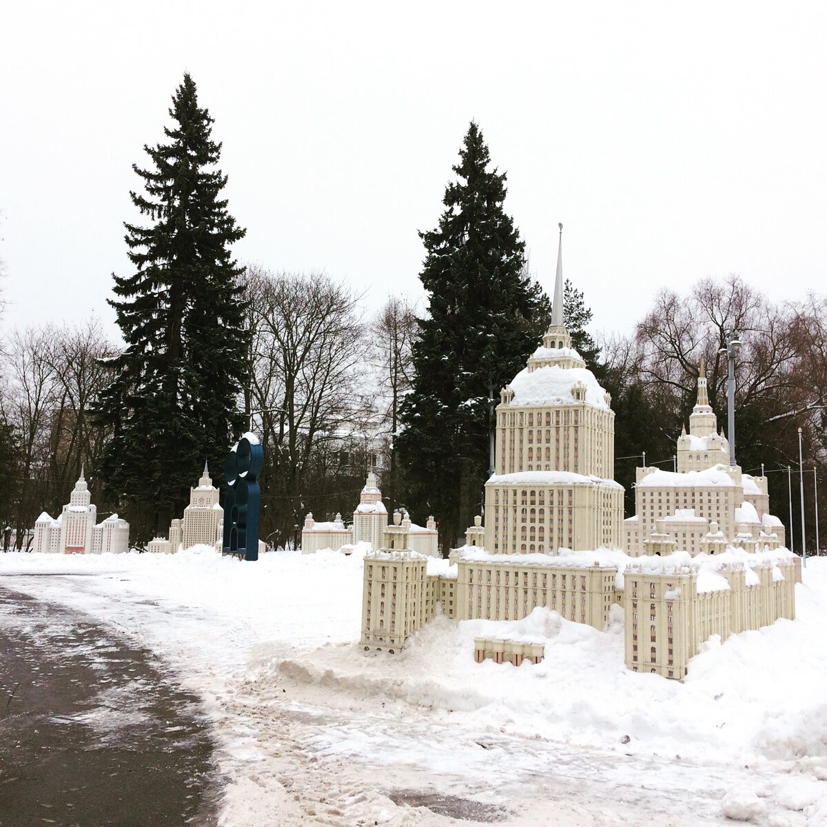 Общий план, на котором можно увидеть почти все высотки, а те что увидеть нельзя - так это они просто прячутся за своими сестрами. 