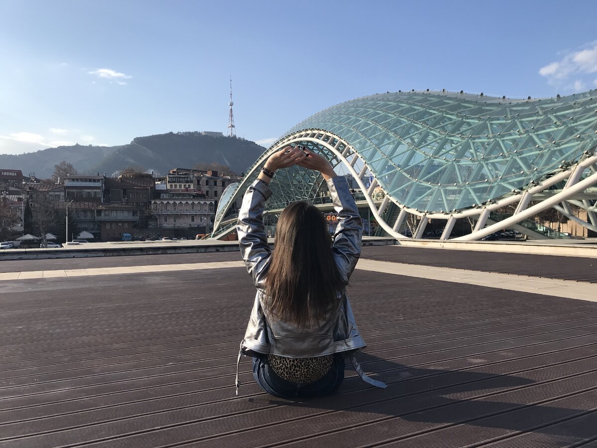 Жена позирует спина.