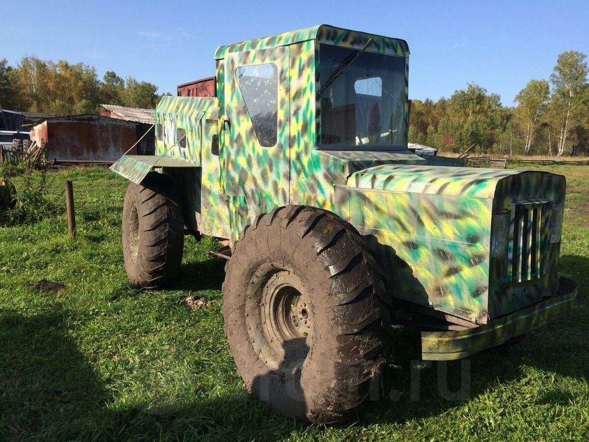 Самособранный болотоход. Рама излома как у К700. Кузов полностью алюминий. Двигатель Ока 1113- 33лс. Коробка передач ГАЗ 69. Передаточное отношение 1:3.Мосты Ваз 2101. Вес 400кг. Колеса " ободрыши" 1220х400х538. Ходовые качества : скорость по трассе 40 км/ ч, скорость по болоту 25- 30 км/ ч.
