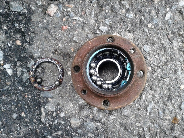 Ступичный подшипник развалился камаз. Nissan navara 2008 гайка ступицы. Развалился ступичный. Форд гранада ступичные подшипники. Подшипник ступицы колеса 713610630.