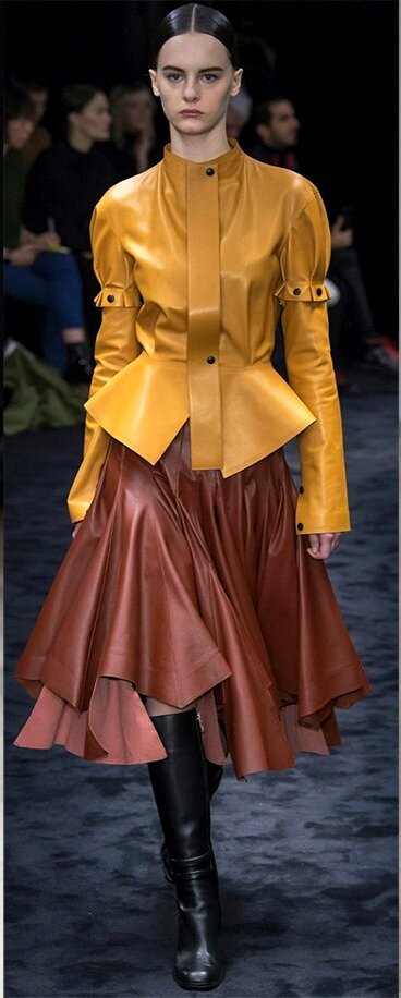 Кожа очень популярна весной и летом 2019!