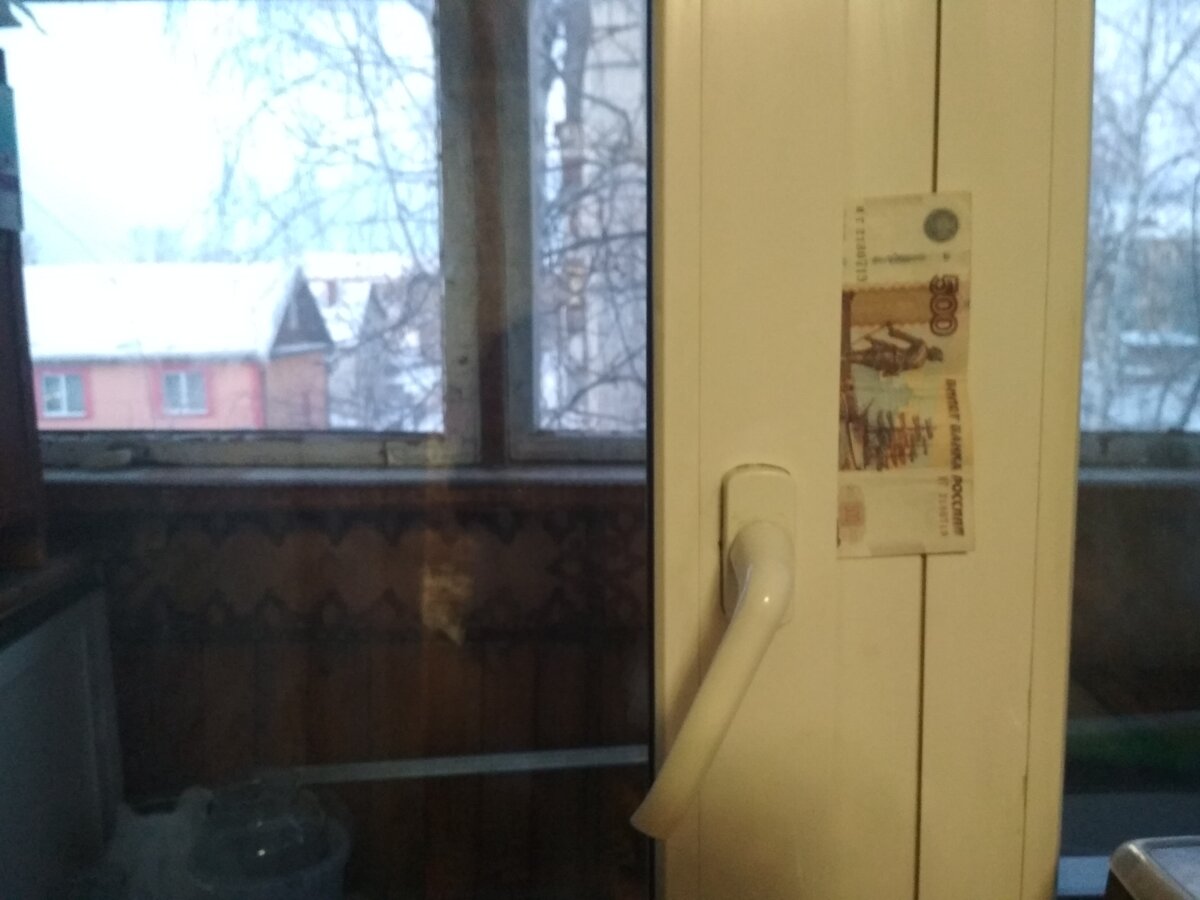 Дует с балконной двери. Пластиковые двери на балконе дуют. Дует из пластиковой балконной двери. Дует с пластикого дверя