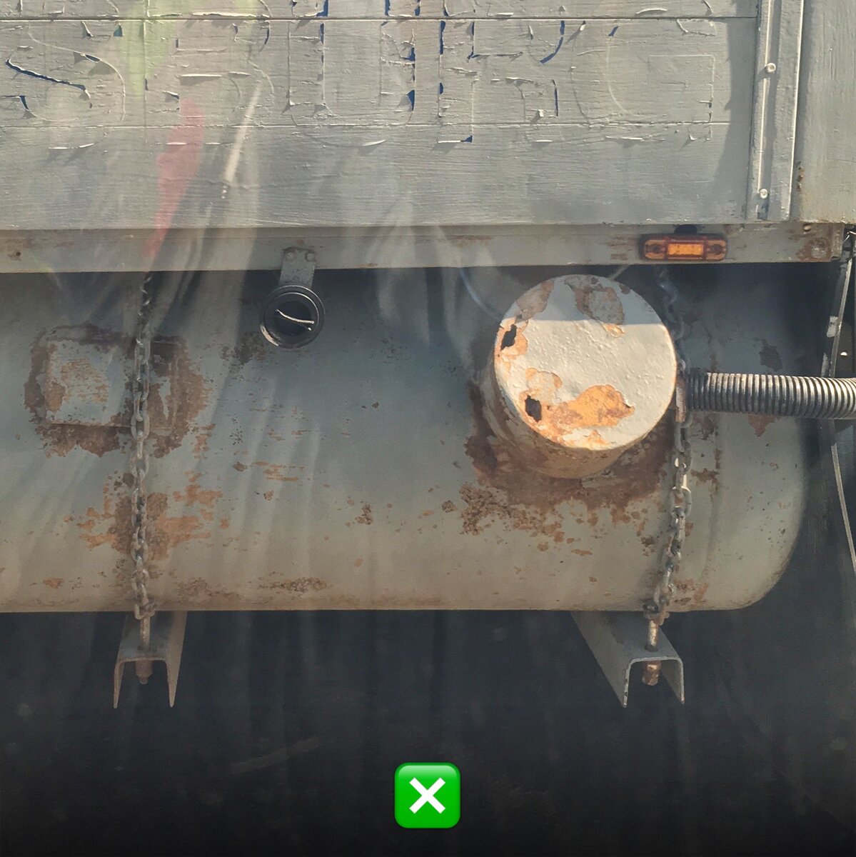 Пример: неверное крепление баллона, ржавчина на баллоне и скорее всего не пройдено освидетельствование.