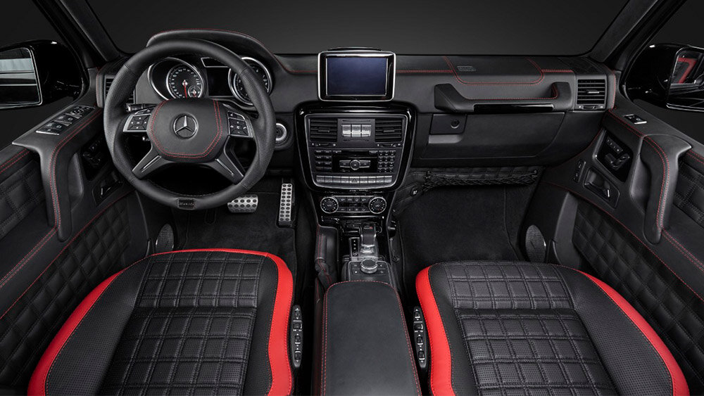 Оффроудная ручка справа говорит о том, что автомобиль создавался для чего-то большего чем перевозка бандитов по городу...