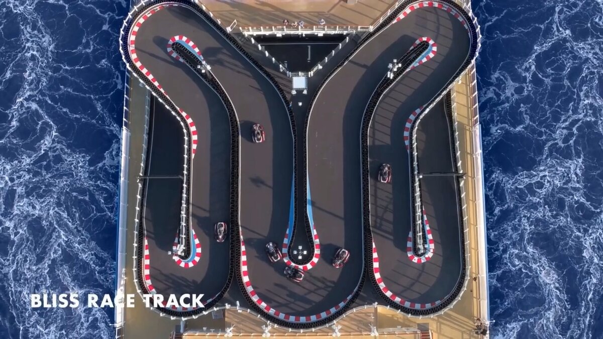 открытая кольцевая трасса для гонок на картингах, на верхней палубе Круизного Лайнера