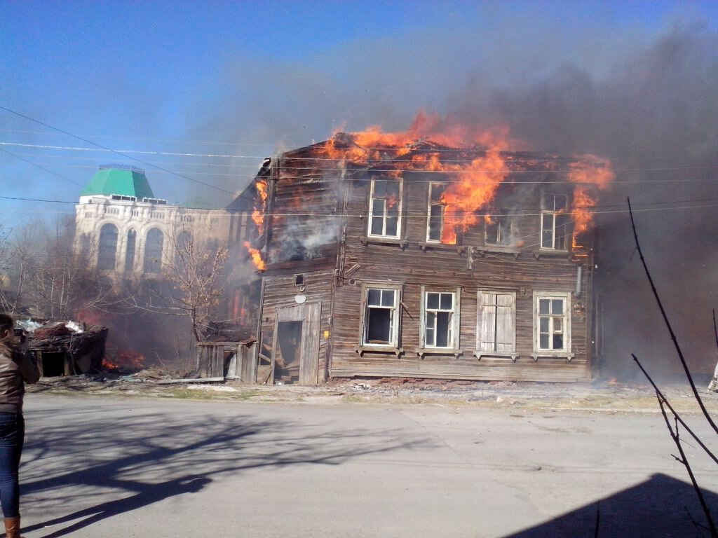 Пожар в городе астрахани. Горящий старый дом. Пожар старого дома. Астрахань ветхие дома центр. Ветхое жилье Астрахань.