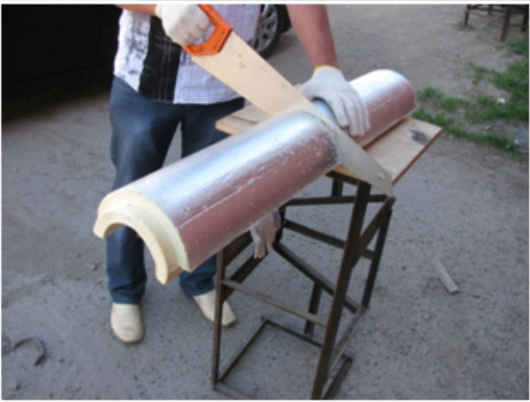 Герметизацию и склеивание швов будем проводить с помощью специального клея для пенополиуретана (другой вид клея может разъедать компоненты ППУ) 