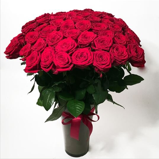 Букет роз сорта "Naomi" из цветочного магазина https://www.lillepidu.ee/en/shop/special-offers/kimp-19-pika-punase-roosiga/ На сегодня сервис так высок, что букет можно заказать из другой страны даже, а доставка по адресу человека в Таллинне будет сделана в течение нескольких часов. 