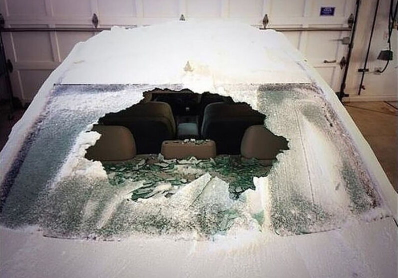 ну и поливать кипятком замёрзшее стекло (любое) тоже едва ли стоит...  (фото: ok.ru)