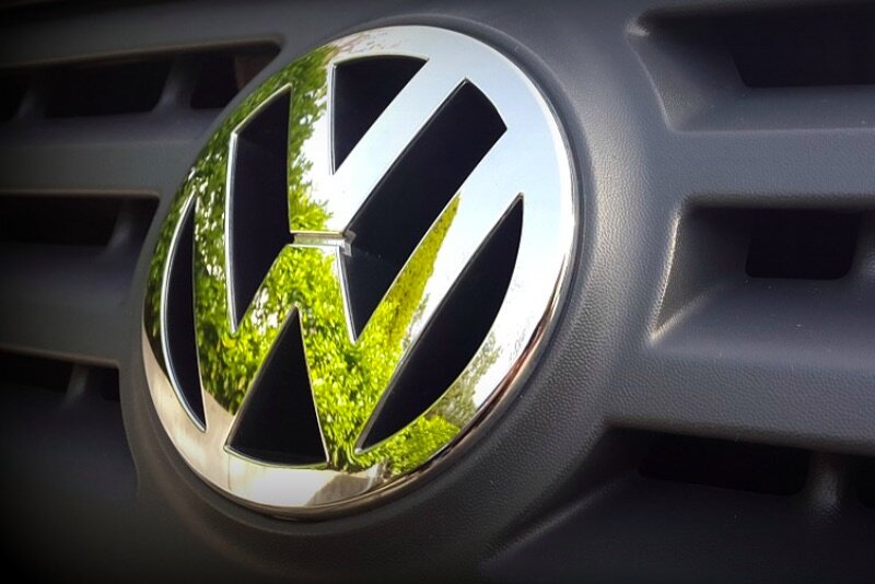 Комиссия по ценным бумагам и биржам США считает, что VW незаконно получил сотни миллионов долларов на долговом рынке Америки, размещая облигации по завышенным ценам.