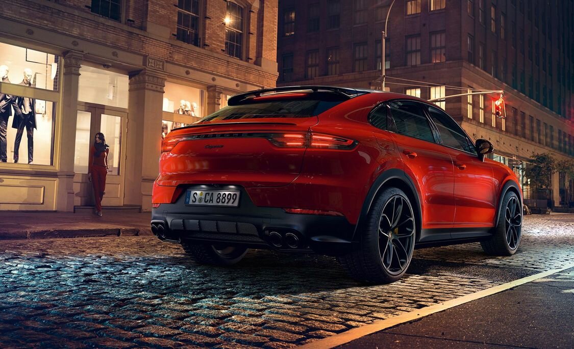                Поэтому дизайнеры Porsche подошли к чертежным доскам и придумали вариацию на тему Cayenne, которая, по крайней мере внешне, настолько близка к реальному спортивному автомобилю, насколько может быть полностью взрослый внедорожник. Идентичный обычному Cayenne только до стойки A, купе Cayenne имеет более низкую наклонную крышу,которая переходит в классические боковые окна 911. Задние фонари сидят под другим углом, а задние крылья толще, чем на обычном Cayenne: купе на 0,7 дюйма шире и на 0,8 дюйма ниже. Панорамная стеклянная крыша идет в стандарте, углеродная крыша доступна опционально. Обычная крыша не предлагается, что хорошо.  Купе Cayenne выглядит намного лучше с темной секцией крыши, которая эффективно маскирует его луковичную форму, что является попыткой улучшить багажник. Выступающий спойлер крыши также служит чисто эстетическим целям. Однако в крышке багажника есть подьемное антикрыло, которое активируется на высоких скоростях.