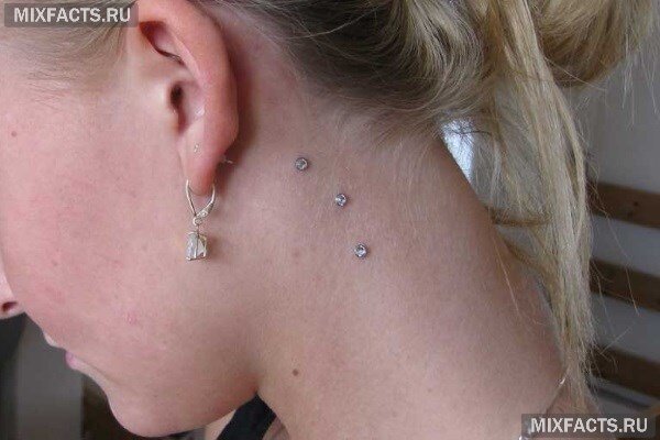 
 три украшения за ухом на шее 
