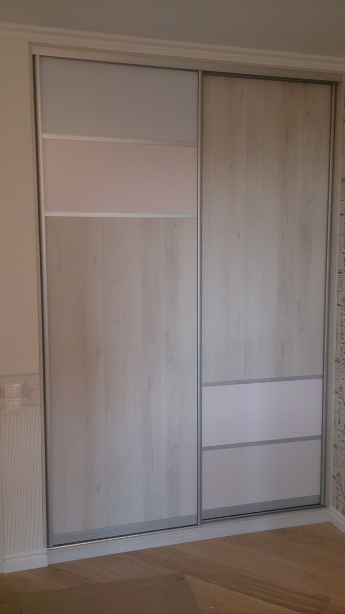 Отрываем шлегель снизу двери и видим два отверстия. Нижнее отверстие предназначено для регулировки двери. Вставляем шестигранник в отверстие и если повернём ключ по часовой стрелки, то край двери у нас подымется, а если будем крутить против часовой стрелки, то дверь соответственно начнёт опускаться.