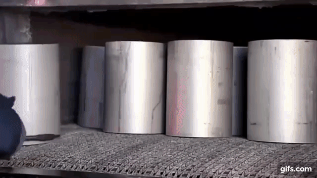 Процесс формовки болванки для ковки, пресс давит 4000 тонн.