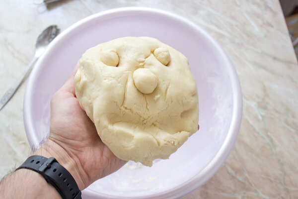 Замешивание теста руками