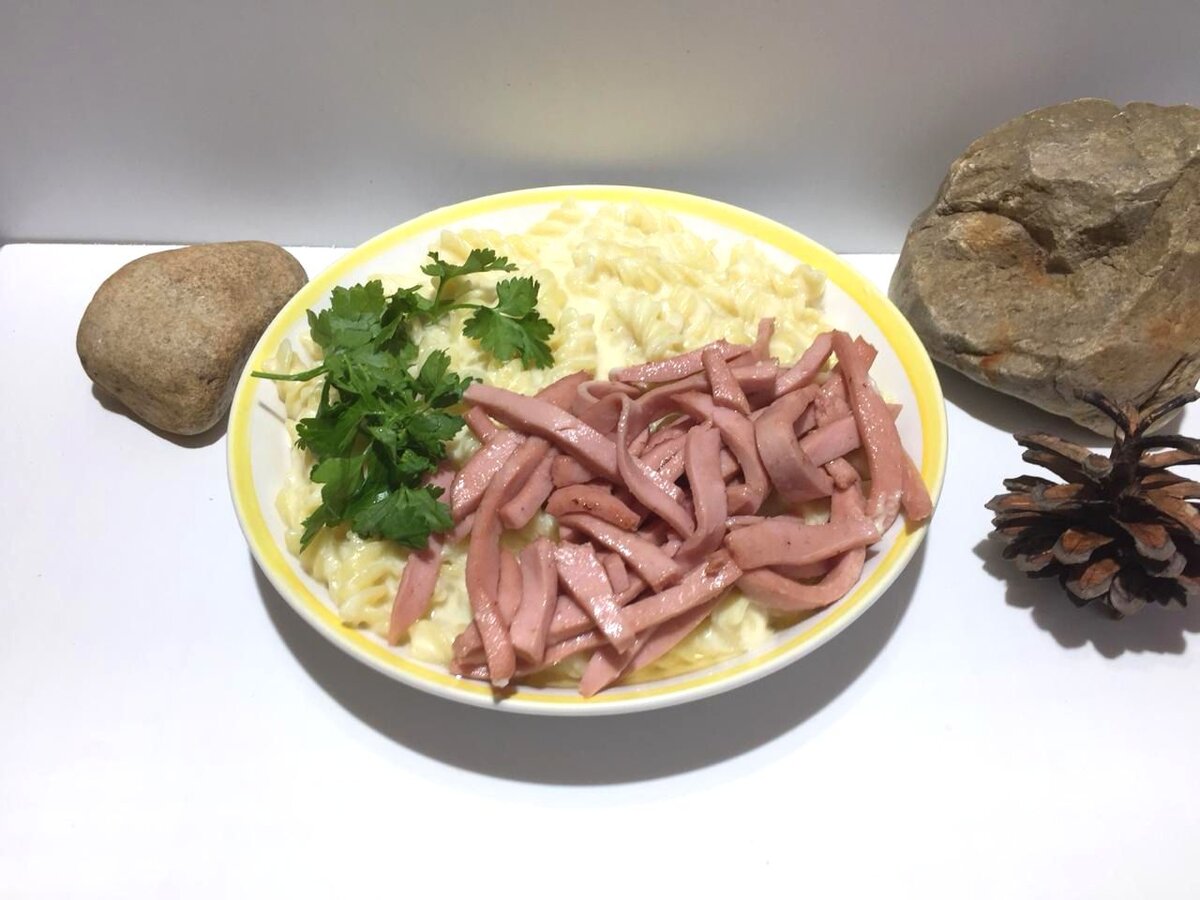 Макароны с сыром и жареной колбасой