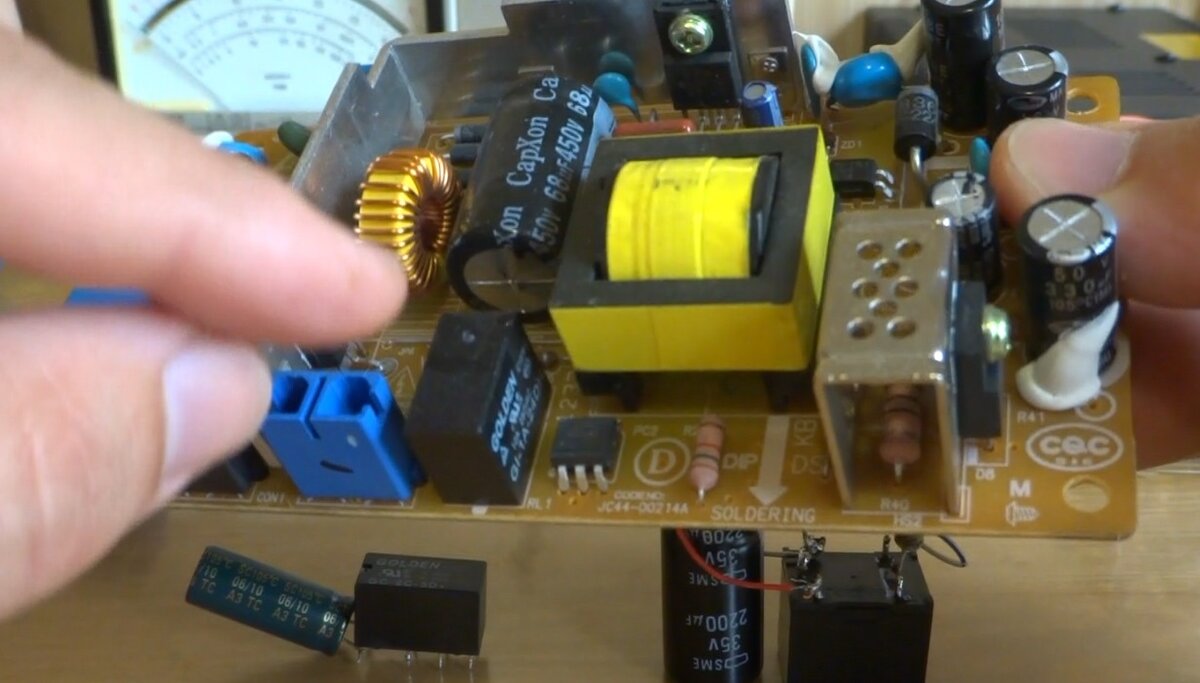 Реле применяются повсюду. В импульсных блоках в цепи защиты стоит обыкновенное реле и на нем нет значка, что использовать его рекомендуется строго вертикально.