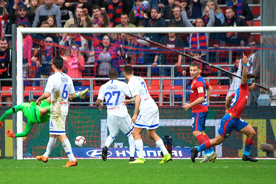   За последние годы мы успели привыкнуть, что весна – лучшее время для ЦСКА. В этот период, набравшись за зиму сил, команда обычно расцветает, хорошеет и начинает вдруг сокрушать всех соперников друг за другом. И даже если в таких случаях не удавалось настигнуть лидеров и добраться до золота, в Лигу чемпионов «армейцы» благодаря весеннему спурту стабильно попадали.  
Но в нынешнем сезоне – сезоне для клуба необычном, насыщенном и переходном – традиция нарушилась. Весна даётся ЦСКА очень непросто. Из действительно ярких матчей можно вспомнить разве что один – против «Рубина». С натяжкой ещё дерби против «Спартака», где команда была хороша лишь во втором тайме. А на другой чаше весов – поражения от «Арсенала», «Оренбурга» и «Краснодара», чудовищная потеря очков в игре с «Уфой», поблекшее нападение и очень трудное шествие по таблице.

Последняя неудача в Краснодаре, в битве с прямым конкурентом, снизила шансы красно-синих на Лигу чемпионов, но не уничтожила их окончательно. А вот любая следующая потеря очков грозилась стать уже неисправимой ошибкой. В матче с «Динамо», соперником для «армейцев» мистически сложным (лишь две победы за последние 10 лет, и попробуйте как-то объяснить эту аномалию при несопоставимых клубных успехах), команде Виктора Гончаренко выигрыш был нужен как никогда. 

«Здесь нет зависти и злости, здесь без спроса ходят в гости» — масштабный перформанс болельщиков ЦСКА, развёрнутый перед стартовым свистком, рассказывал всем о крепкой исторической дружбе между двумя клубами. Но футболистам и тренерам в этот раз было точно не до неё. Одни бились за десятки миллионы евро призовых от УЕФА, другие – за выживание.