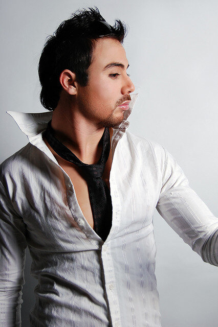 И вот вообще начинаешь задумываться в силу того, что все на Россию гонят со всех сторон, а у нас мужики брови красят, работают цирюльниками. Красят мажут, ну и на эпиляцию ходят, а еще кстати и губы подкачивают и морщинки убирают, мляяяяяя, я как-то уже начинаю переживать, что нам скоро в армию придется ходить, так как мужики превращаются в состояние ОНО....Я немножко последнее время в недоумении. Захожу в инстаграмм и читаю в ленте. Я сделал лазерную эпиляцию... Меня как то просто резануло, сделал.
Захожу там такой нормальный чел. Вроде как мужского пола. На вид. Но вещает в массы о том, что он проанализировал советы, и выбрал салон и сделал эпиляцию.