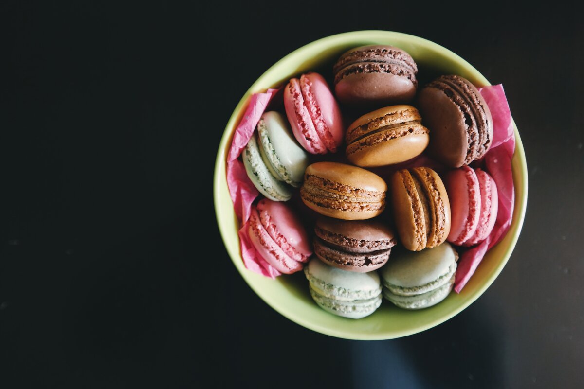 Одной из главных поклонниц макаронс была королева Франции Мария-Антуанетта. Она обожала миндальные пирожные с детства и даже назвала в их честь своего кота!