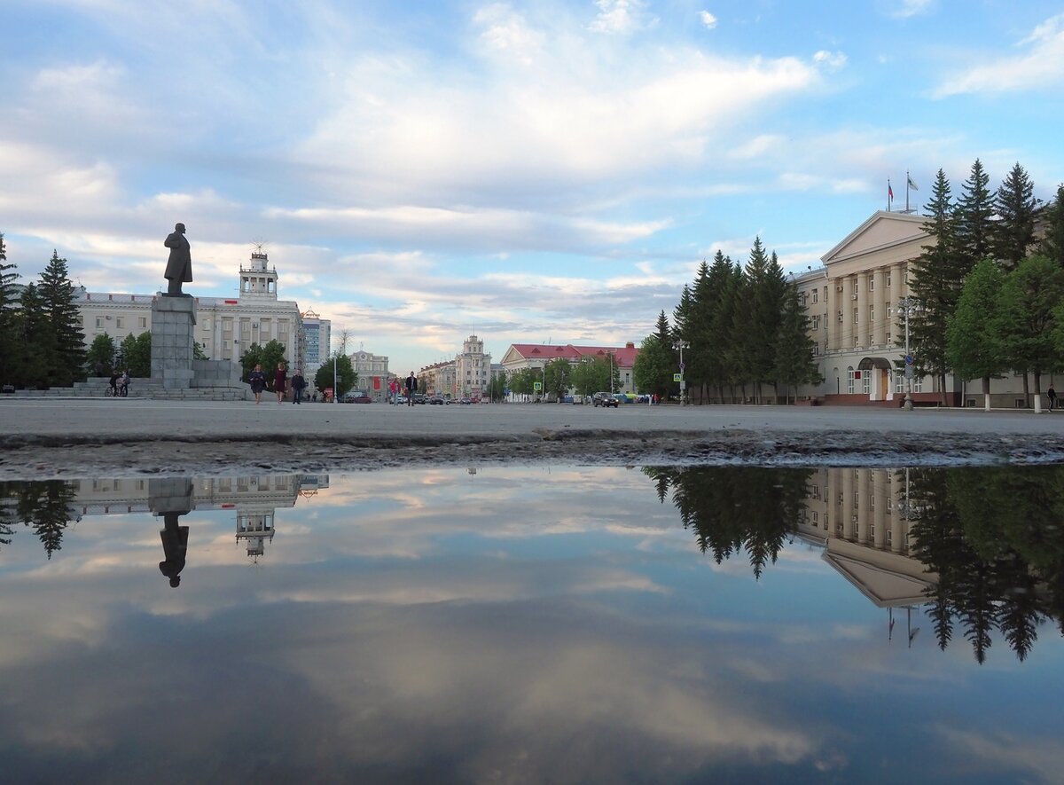 Фото Николая Пушилина.  Это площадь Ленина, справа здание Областной Думы и Правительства