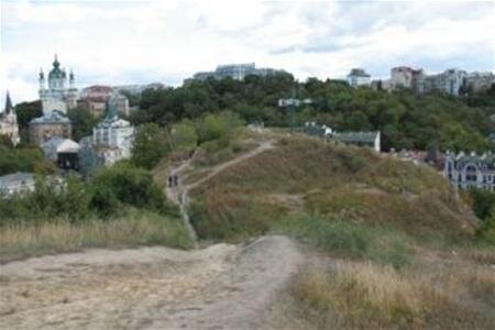 Я говорил словами и  категориями, которыми на тот момент не мыслил, Не бороться за всю  Украину в равной степени, но через Харьков прочно закрепиться в  восточных регионах и с этого плацдарма бороться уже за остальную  территорию юго-западной Руси. Мои товарищи, вспоминая этот эпизод, уже спустя годы говорили, что  он им запомнился, и их тогда охватило какое то особое состояние. И это потом вспомнил, как звучит моя фамилия, а тогда мы просто  веселились, радовались, как веселятся арабы-христиане у гроба Господня в  Великую субботу. Это потом до меня дойдет, что в Синайской пустыне  именно на горе Хорив Моисей получил скрижали Завета. 
У  нас же, как у Нового Израиля, своя история, своя гора Хорив и свой  Завет. Народ Израиля не сохранил Ковчег Завета и отверг Новый Завет. Мы  тот народ, те язычники, о которых говорил апостол Павел, которые  воспримут Слово Божие. И через тысячу лет дело князя Владимира  Крестителя Руси живо, цел и символ русской государственности и  общерусского единства — шапка Мономаха.