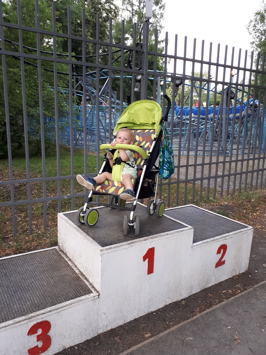 Фото первого дня vintage challenge. Я просто дополнила совершенно привычный наряд сумкой 1970-х гг. В таком виде отправилась на МЦК в Измайлово погулять с друзьями. Из минусов: сумка соскальзывала с руки при попытке запихнуть дитё на горку или совершить иной негуманный акт, а просто так на коляске не оставишь, всё-таки "там всё", и если что, до дома пешком через весь город.