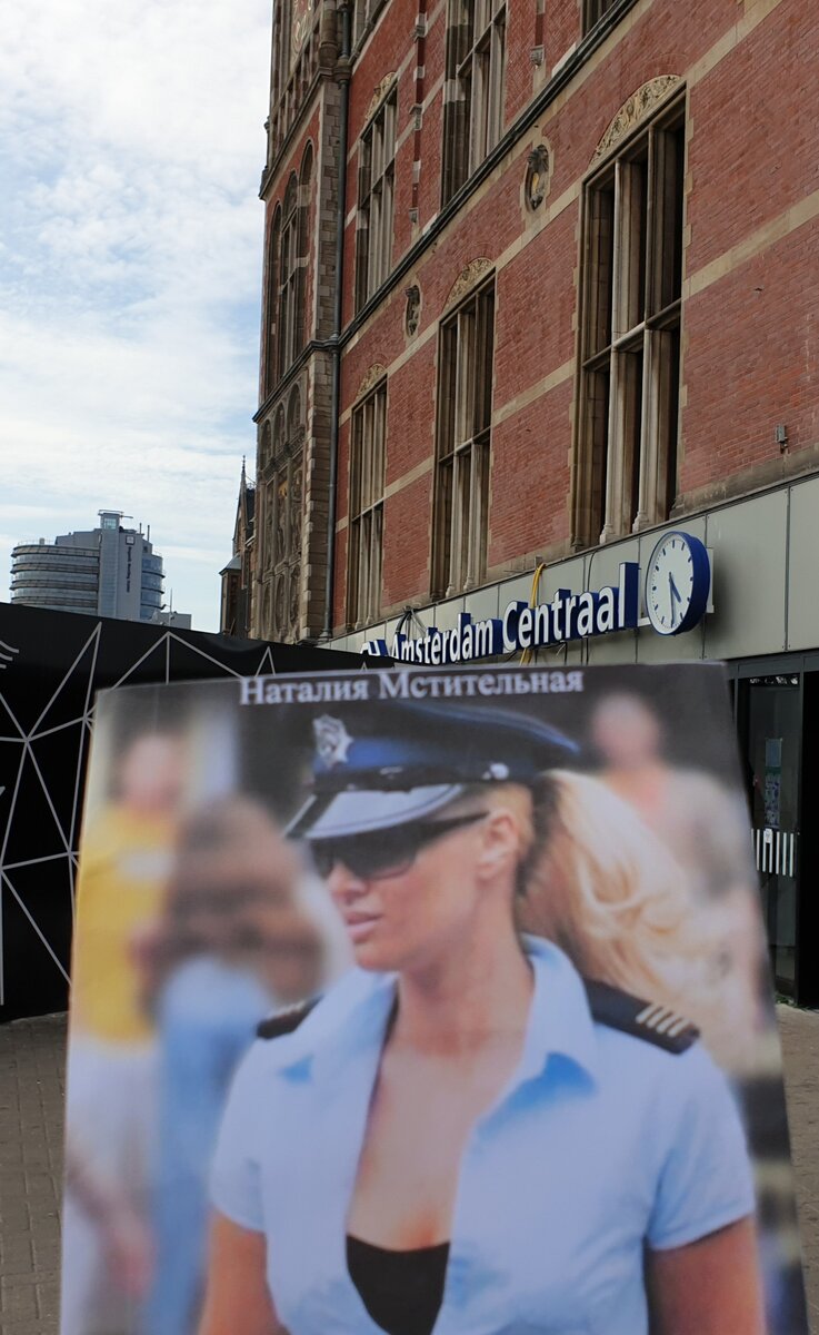  Так и стоит центральный вокзал на трёх соединённых островах и держат его деревянные сваи... Да-да, вплоть до сегодняшнего дня!