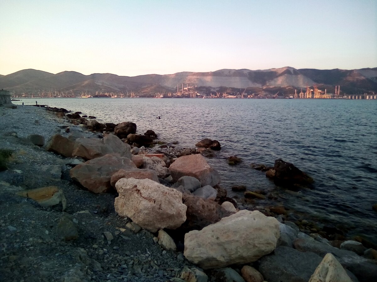 вид на порт и горы с Набережной Новороссийска