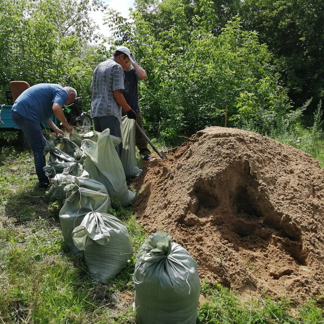 Дамбы укрепляют в с. Ленинское вручную и техникой