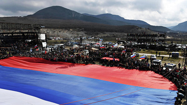  МОСКВА, 9 авг – РИА Новости. Член комитета Совета Федерации по международным делам Сергей Цеков в разговоре с RT прокомментировалслова депутата Верховной рады от партии "Оппозиционный блок — За жизнь" Олега Волошина о том, что Россия "выступает воюющей стороной" по вопросу Крыма.Сенатор назвал это заявление странным и не соответствующим действительности."Волошин говорит правильные слова про ситуацию в Донбассе, про отсутствие там российской армии. Но теперь он, почему-то, решил заявить о том, что территория Крыма является чуть ли не местом военных действий между Россией и Украиной".Сергей ЦековПрисоединение полуострова к России произошло мирным путем и исключительно из-за желания местных жителей, подчеркнул парламентарий. Он напомнил, что крымчане провели референдум ради возвращения в состав Российской Федерации. Полуостров с 16 по 18 марта 2014 года и вовсе был независимым государством, указал Цеков."Все понимали правильность действий российской стороны и жителей полуострова", — заключил он.Ранее Волошин в эфире телеканала "112 Украина" заявил, что Россия "выступает воюющей стороной" по вопросу Крыма.18 марта, 08:00Потерянный и возвращенный КрымПри этом избранный депутат Рады возразил журналисту, который сказал, что Россия якобы выступает в роли воюющей стороны в Донбассе. Так, Волошин подчеркнул, что читал отчеты украинского Генштаба и общался с военными. Он пришел к выводу, что ни у кого нет "честных оснований" утверждать, что Украина "воюет в Донбассе с российской армией", а не с собственными гражданами.Крым вернулся в состав России после проведенного в марте 2014 года референдума. Тогда более 95 процентов избирателей высказались за воссоединение с Россией. По словам президента России Владимира Путина, вопрос Крыма" закрыт окончательно. 