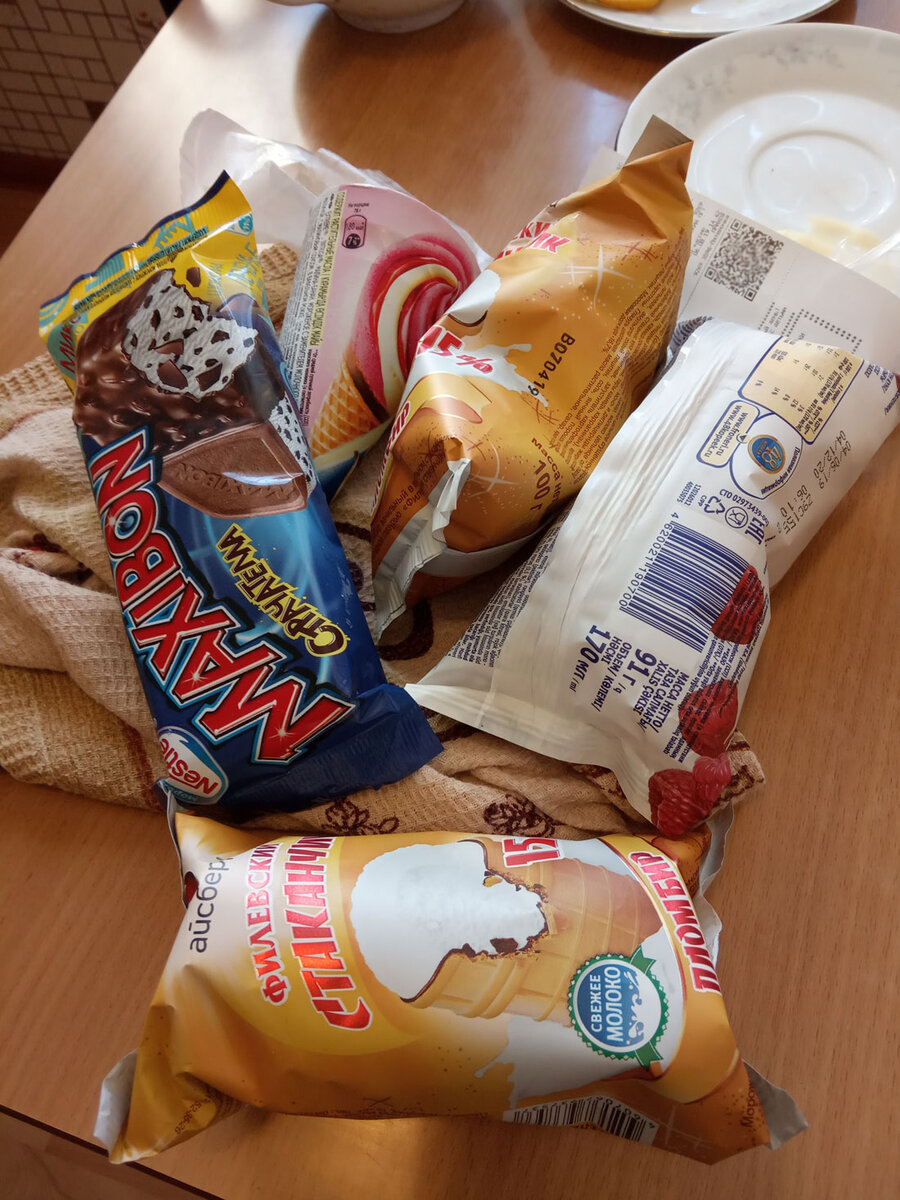 Фото: мороженое - это идеальный товар для продажи на пляже - небольшой по объёму, но весьма дорогой и прибыльный, особенно если много детей. Только приходится много раз перекладывать его туда-сюда. Фото: Иван Гордеев.