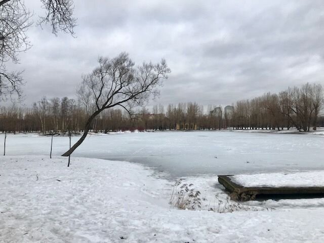 На большом открытом пространстве низкое небо не так угнетает, как в центре города когда вокруг одни дома