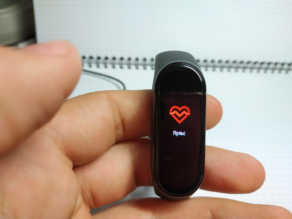 Xiaomi mi band китайская версия. Обои на смарт часы ми банд 4. Mi Band 4 ремонт. Не идет зарядка на ми Бенд 4.