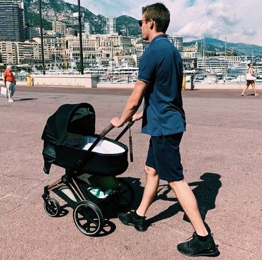 Даниил Квят со своей дочкой Пенелопой в Монако. Фотография взята из Instagram российского пилота.