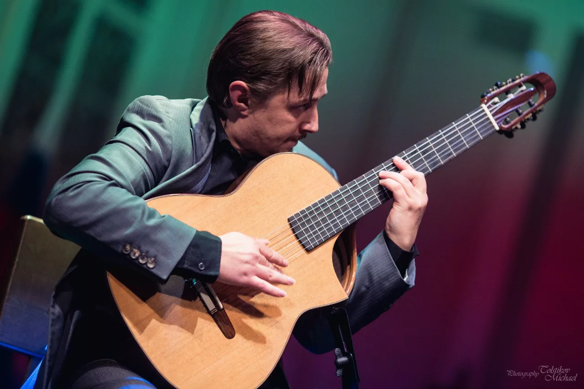 Выступления перед публикой - часто встречающееся явление в жизни гитариста