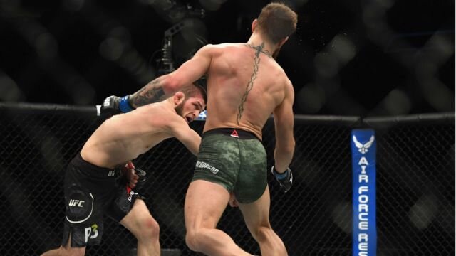 Увидев, как Хабиб Нурмагомедов душит Дастина Пуарье, Конор Макгрегор не удержался и выразил желание провести матч-реванш.