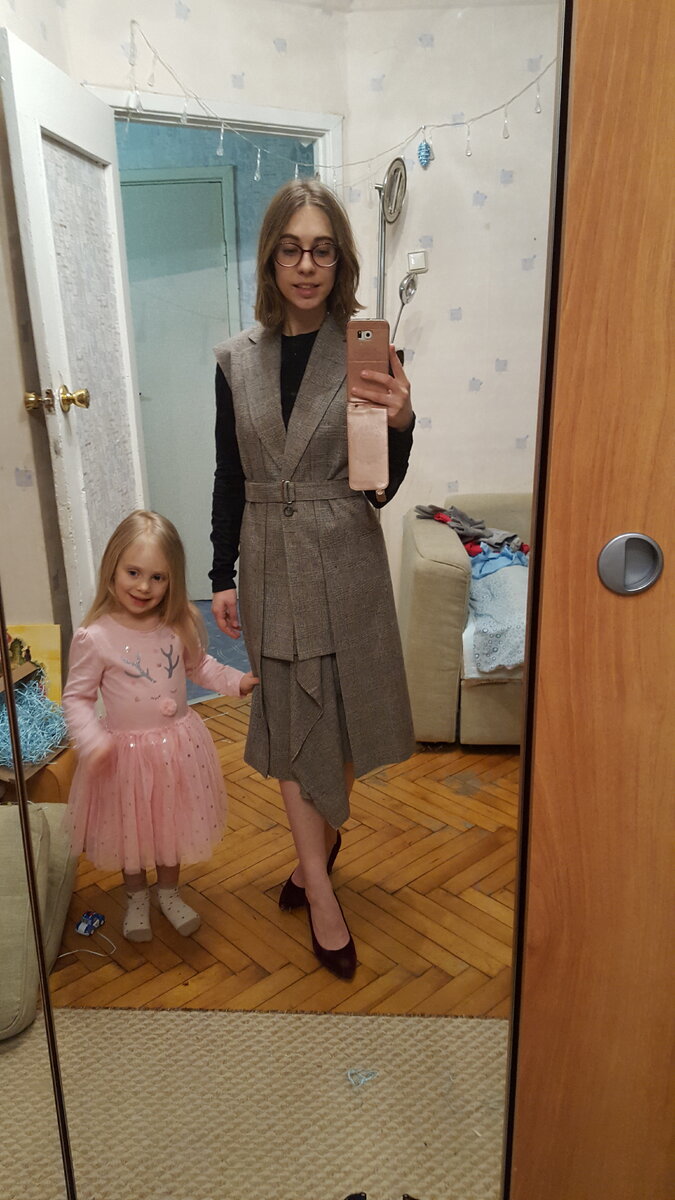 Это мы с Галинкой гостим у Бабушки. Я точно знаю, что это только "погостить", и это должно скоро закончиться. Насколько скоро - зависит от меня.