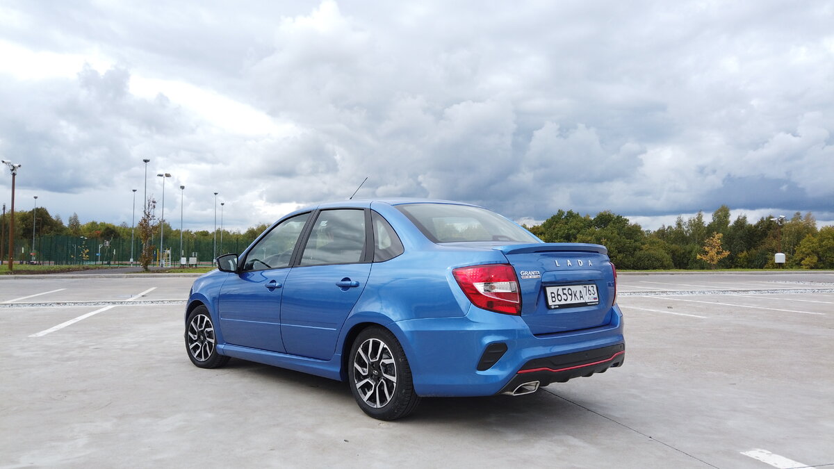 Как всегда бывает, одна из двух новостей - хорошая. Мы считаем, что Гранта Драйв выглядит драйвово, но немного ущербно. Все время задаешь себе вопрос, зачем из неудачного в основе кузова пытаться сделать что-то работающее на имидж. Получается обратный эффект.