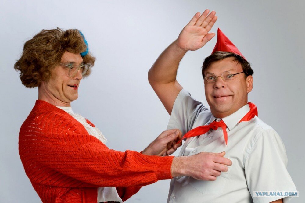 Бабушка Клара Захаровна с любимым внуком Андрюшкой (Павел Кабанов и Андрей Бочаров)