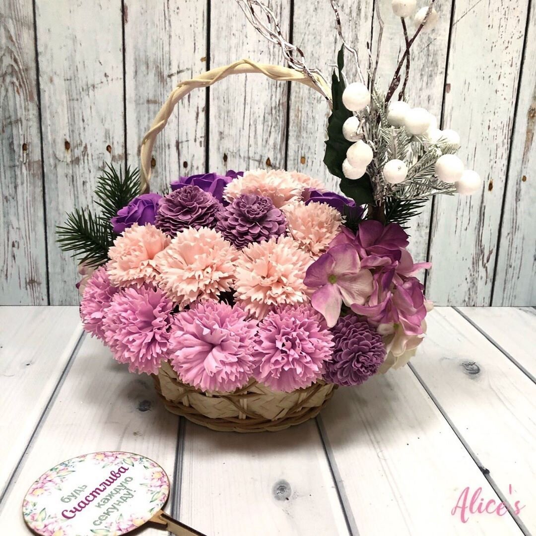 Бутоны изготовляют на предназначенных фабриках, применяя особый мыльный раствор. Дальше, грядущие цветочки наделяются ароматичными добавками с очень натуральным благоуханием. Роскошная цветовая гамма и различные габариты бутонов дают возможность составить всевозможные варианты букетов на все случаи жизни. С подобный задачей имеют все шансы преодолеть как молодые знатоки, например и мастера. И самое ключевое – композиции из мыльных цветов буквально никого не оставят флегматичными и приведут в восхищение в том числе и опытных приверженцев великолепного. Букеты и установки из их поработают безупречным украшением для большого количества объектов и событий: в семейных экстерьерах, кабинетах, шоу-румах, на презентациях и естественно, на свадьбах.