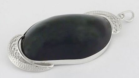 Кулон с чёрным нефритом