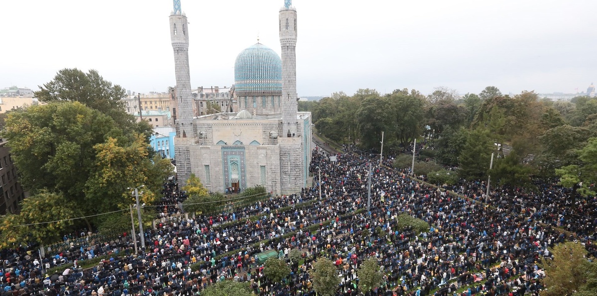 Курбан – Байрам около Мечети в Санкт – Петербурге. На молитву собралась более 100 тысяч верующих. https://img1.dp.ru/images/