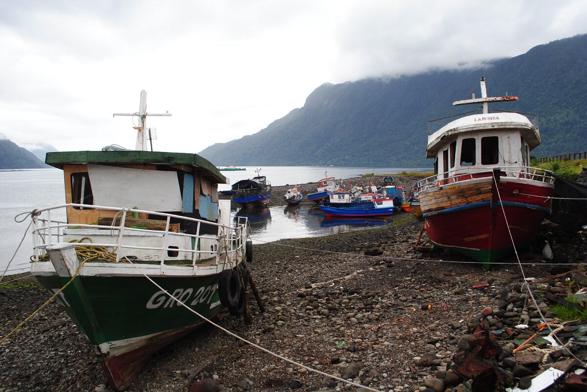такие лодки, конечно, туристов не перевозят, но для рыбаков и местных жителей вполне себе транспорт