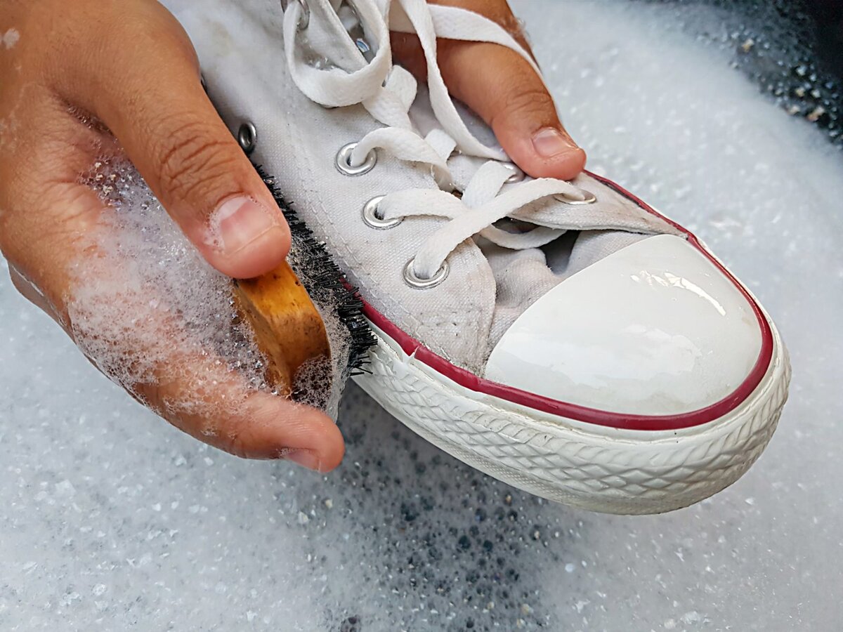 Как очистить белую подошву кроссовок и кед от грязи и желтизны | Хозяйке на  заметку | Дзен