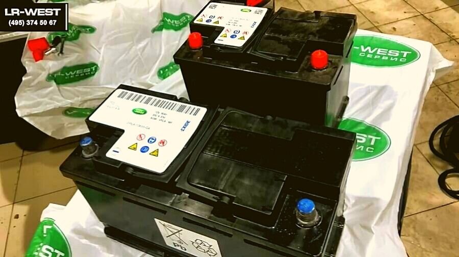 Ленд ровер vogue где аккумулятор. Range rover l405 замена аккумулятора. Аккумулятор range rover l405. Аккумулятор range rover 4. Land rover discovery 4 3,0 дизель аккумулятор.