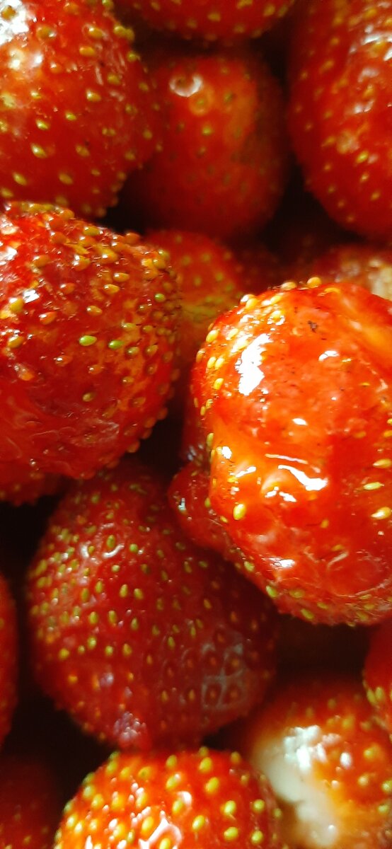 А клубничка, спелая, вкусная ну невероятно сочная..мм🍓🍓🍓