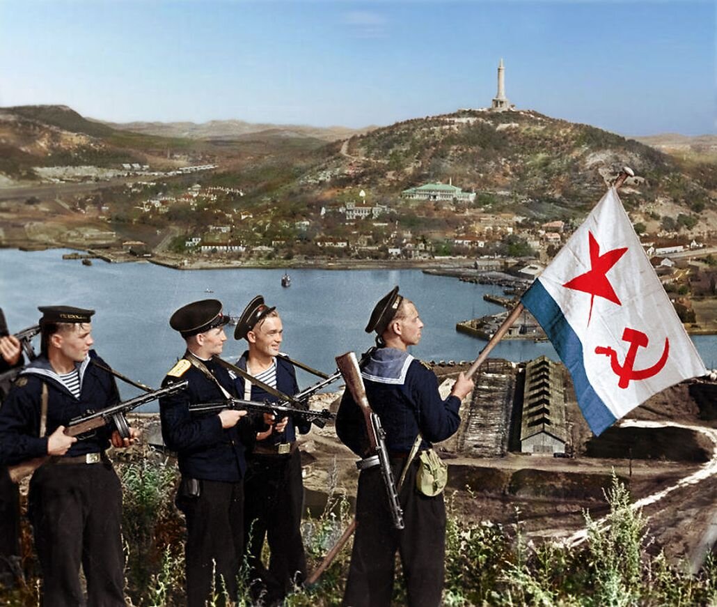 Наши моряки-герои в освобождённом Порт-Артуре. 1945.