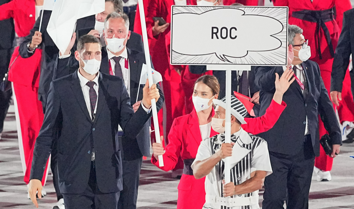 В пятницу Максим Михайлов пронес флаг ОКР на церемонии открытия Олимпиады, а уже в субботу набрал 17 очков в матче с Аргентиной. Фото: globallookpress